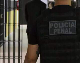 Policial Penal da Penitenciária Gameleira era responsável por repassar mensagens em forma de bilhetes de papel entre milicianos e facção criminosa. (Foto: Paulo Frances/Arquivo)
