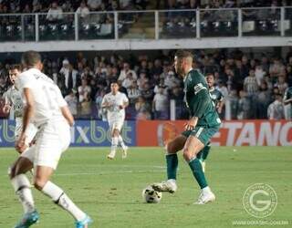 Jogadores em campo durante a partida desta noite (05). (Foto: Goiás/FC) 