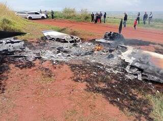 Destroços de avião boliviano destruído pelo fogo em território paraguaio (Foto: Capitán Bado.com)