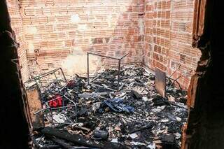 Casa de violeiro ficou destruída pelas chamas (Foto: Henrique Kawaminami)