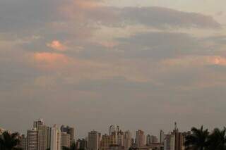 Céu com bastante nuvens na manhã desta segunda-feira em Campo Grande (Foto: Henrique Kawaminami)