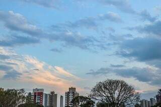 Céu com algumas nuvens nesta manhã em Campo Grande (Foto: Henrique Kawaminami)