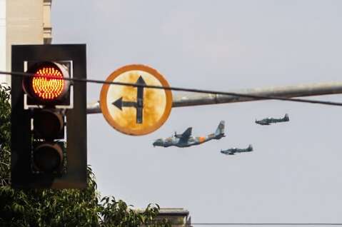 Aviões da Força Aérea cortam o céu da Capital para treinamento de desfiles