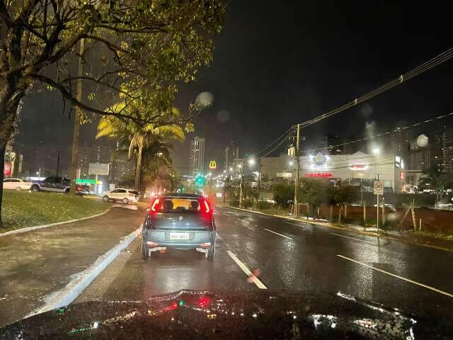 Chuva fraca alivia calor&atilde;o e tempo seco em Campo Grande 