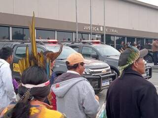 Indígenas em frente à sede da Justiça Federal em Naviraí para acompanhar audiência (Foto: Divulgação)
