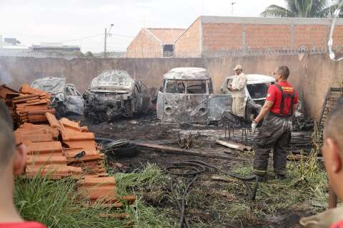 Cinco veículos são destruídos pelo fogo em terreno baldio 