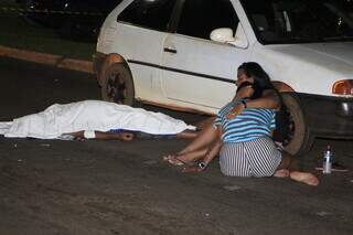 Família de Lindomar ao lado do corpo, na Avenida Guaicurus (Foto: Alex Machado)