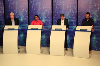 Parte dos candidatos durante primeiro debate. (Foto: Alex Machado)