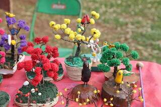 Inspirados em cenários sul-mato-grossenses, artesã cria ipês e pássaros coloridos. (Foto: Kísie Ainoã)