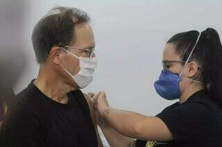 Homem recebe vacina contra covid em Campo Grande. (Foto/Arquivo: Marcos Maluf)