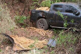 Camionete carregada de maconha encontrada abandonada (Foto: Marcos Maluf)