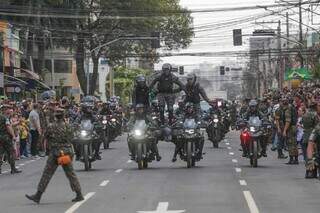 Policiais civis fazem manobras sobre motocicletas durante desfile de 7 de Setembro. (Foto: Marcos Maluf)