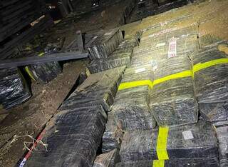 Parte da droga ainda dentro do fundo falso do caminhão boiadeiro. (Foto: Divulgação | PCMS)