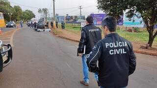 Movimentação de policiais civil e perícia no local onde ocorreu acidente com morte nesta manhã (Foto: Adilson Domingos) 