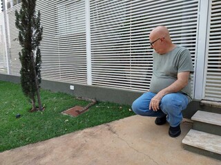 Advogado monitora a cobra na frente de casa, no Jardim Veraneio. (Foto: Jhefferson Gamarra)
