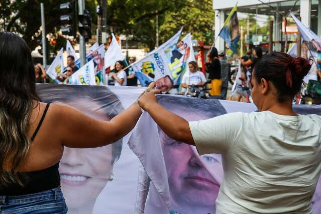 Cabos eleitorais e candidatos dividem espa&ccedil;o com a popula&ccedil;&atilde;o em desfile c&iacute;vico