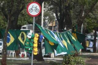 Bandeiras à venda em várias áreas do centro neste feriado. (Foto: Marcos Maluf)