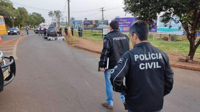 Jovem perde controle de moto em rotat&oacute;ria, cai e morre 