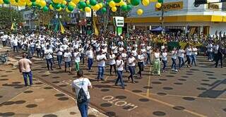 Desfile da Independência na Marcelino Pires, hoje de manhã (Foto: Sidnei Bronka/Ligado na Notícia)
