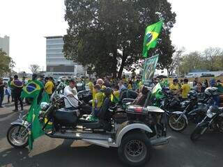 Em motos e caminh&otilde;es, outro grupo de apoio a Bolsonaro ocupa Afonso Pena