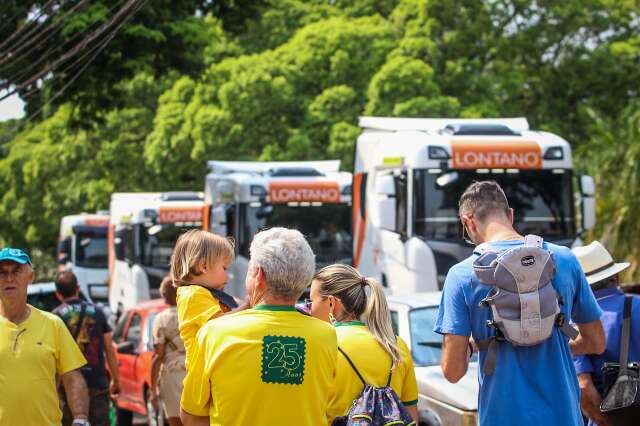 Carreata re&uacute;ne 500 ve&iacute;culos de transportadoras e comerciantes
