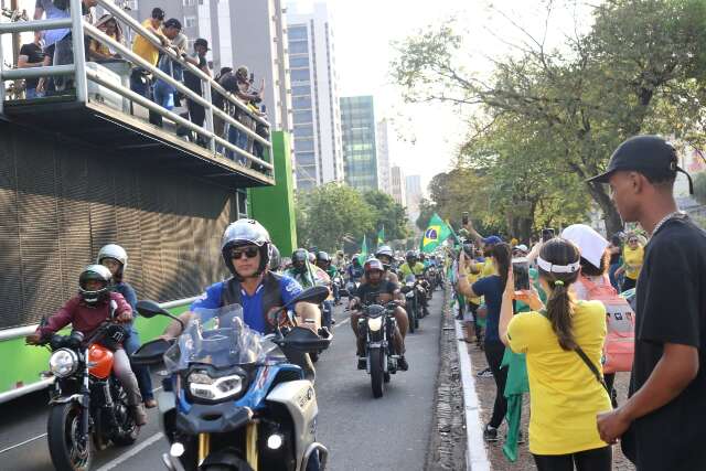 Em motos e caminh&otilde;es, outro grupo de apoio a Bolsonaro ocupa Afonso Pena