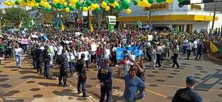 Protesto da enfermagem fechou desfile em Dourados (Foto: Sidnei Bronka/Ligado na Notícia)
