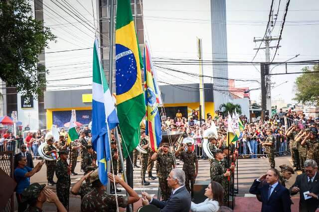 Milhares acompanham desfile c&iacute;vico ap&oacute;s dois anos sem o evento na Capital