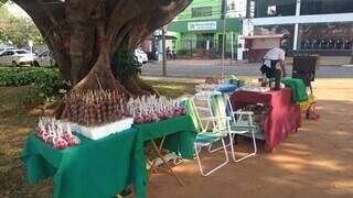 Oclécio na banca de espetinho e doces. (Foto: Izabela Cavalcanti)