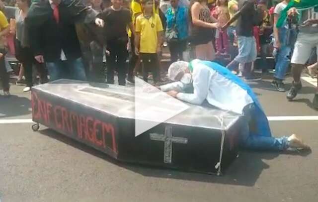 Enfermeiros surpreendem no fim do desfile com teatro da morte da classe