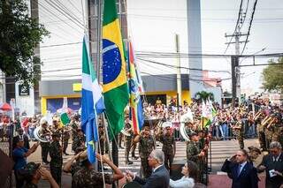 Governador Azambuja e prefeita Adriane hastearam a bandeira no início do desfile. (Foto: Henrique Kawaminami)