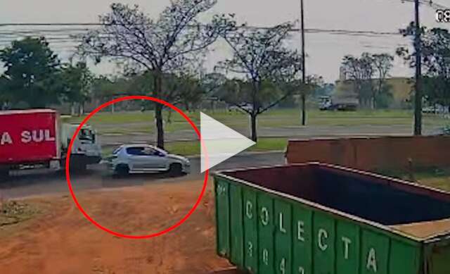 Poste fica &quot;pendurado&quot; ap&oacute;s ser atingido por carro desgovernado na Moreninhas