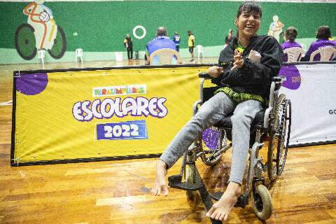 Jogando com os pés, atleta da bocha de MS se destaca nas Paralimpíadas Escolares