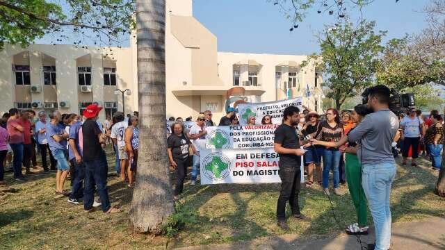 Professores fazem manifesta&ccedil;&atilde;o por piso salarial e escolas ficam sem aulas 