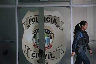 Policial passa na entrada da Deam, onde caso foi registrado (Foto: Marcos Maluf/Arquivo)