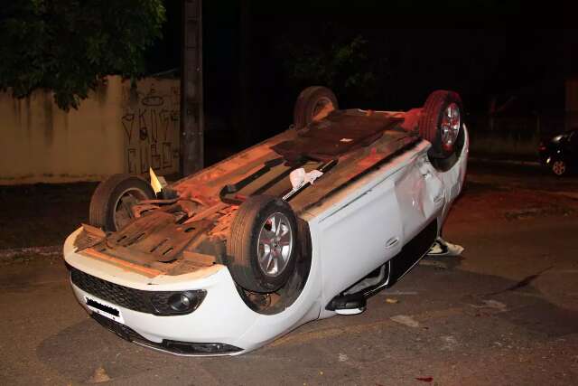 Carro que transportava mulher e crian&ccedil;a capota ap&oacute;s ser atingido na Capital