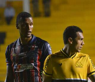 Jogadores do Bahia e Criciúma durante partida desta quinta-feira. (Foto: Celso da Luz/Criciúma)