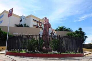 Estátua da Justiça em frente ao Fórum Heitor Medeiros, em Campo Grande. (Foto: Paulo Francis/Arquivo)