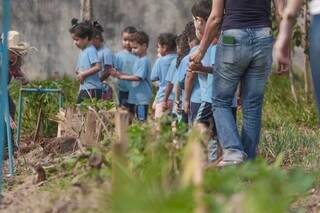 Crianças aprendem na horta escolar como são produzidos os hortifrútis (Marcos Maluf)