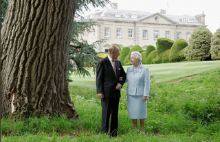 Príncipe Philip ao lado da rainha Elizabeth, casal viveu juntos por 73 anos até a morte do Duque de Edimburgo (Foto: The Royal Family)