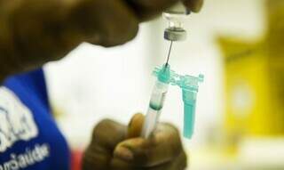 Profissional de saúde prepara imunizante contra pólio. (Foto: Agência Brasil)