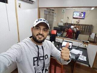 Humberto Coronel, no estúdio da rádio Amambay AM; ele foi morto terça-feira (Foto: Reprodução)