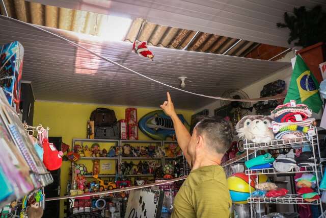 Ladr&atilde;o furta loja de brinquedos pelo telhado e d&aacute; preju&iacute;zo de R$ 5 mil