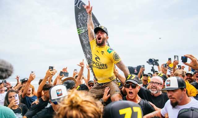 Filipe Toledo conquista t&iacute;tulo do Circuito Mundial de Surfe