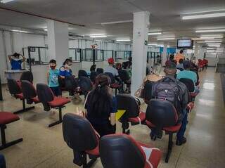 Trabalhadores aguardando atendimento na Funsat (Foto: arquivo / Campo Grande News)