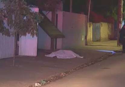 Homem mata ex-namorado da esposa e depois mant&eacute;m mulher ref&eacute;m