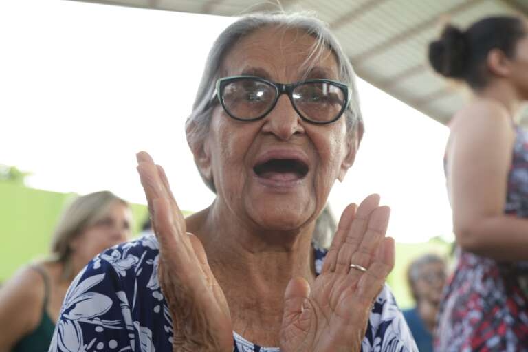 Dona Raimunda conseguiu o título da casa própria aos 86 anos (Foto Kísie Anoiã)