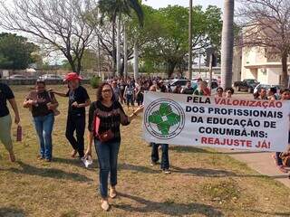 Servidores da Educação em frente a Prefeitura de Corumbá, nesta manhã (Foto: Divulgação/Simted)