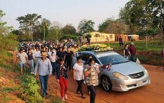 Amigos e familiares acompanham corpo de Humberto Coronel, ontem em Horqueta (Foto: ABC Color)