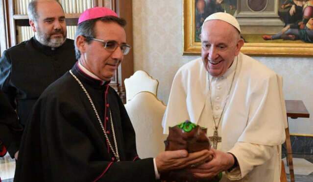 Bispo entrega imagem de Nossa Senhora do Pantanal ao Papa